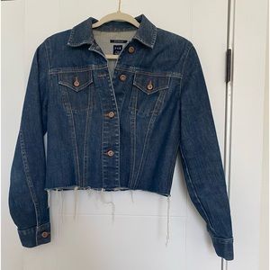 Cropped denim jacket with distressed edge